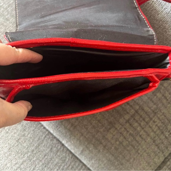 💋Vintage Red Purse w Gold Hardware & Shoulder Strap - Picture 8 of 10